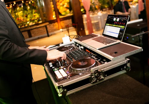 DJ и музика на живо
